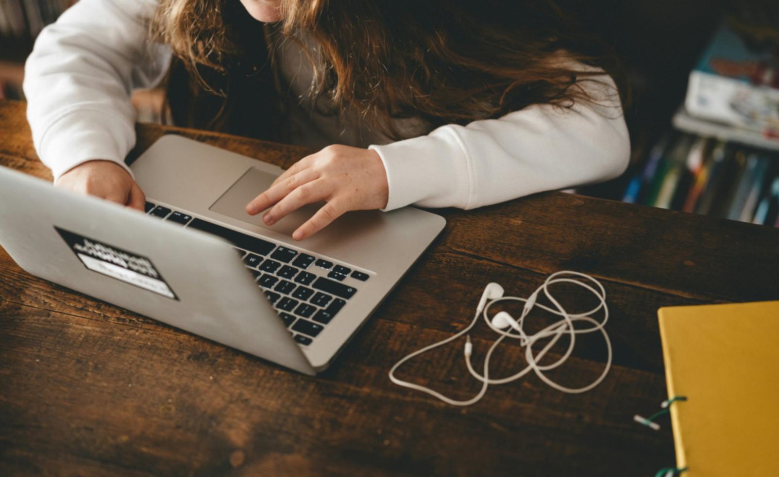 Modernes Büro mit professioneller Arbeitsumgebung für Marktanalysen in Berlin