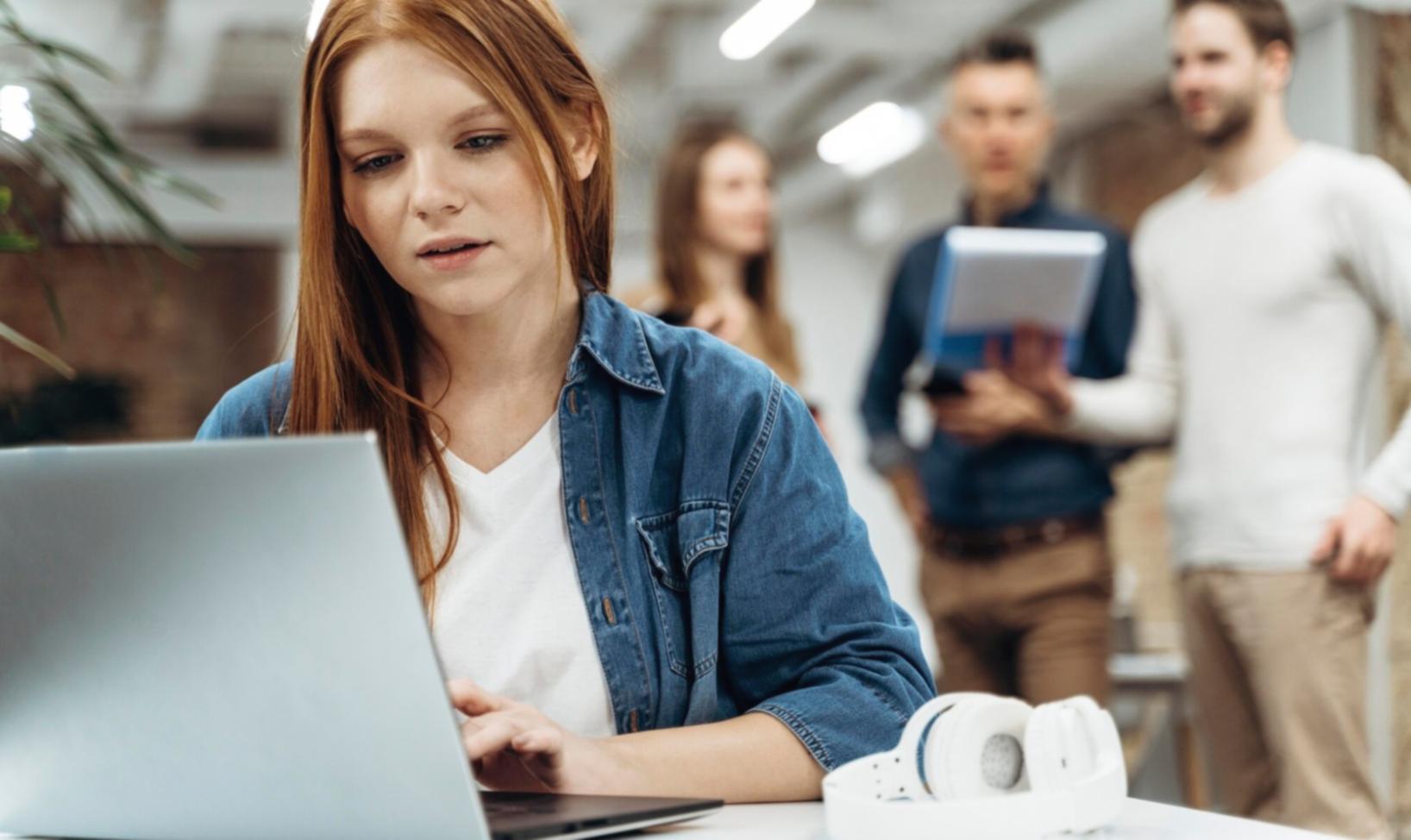 Teilnehmer bei einer Marktanalyse-Schulung am Arbeitsplatz